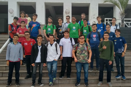 Bismark ao lado de outros estudantes que também passaram pelo treinamento da Seara da Ciênncia; eles estão dispostos em uma escadaria, com colunas brancas ao fundo (Foto: Divulgação)