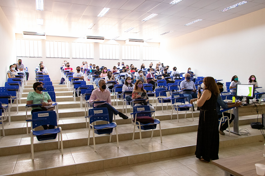 Imagem: A pró-reitora de Graduação, Ana Paula de Medeiros (em primeiro plano), fala a servidores e estudantes na aula inaugural do Campus de Itapajé; unidade obteve homologação definitiva dos cursos no CONSUNI. (Foto: Viktor Braga/UFC Informa)