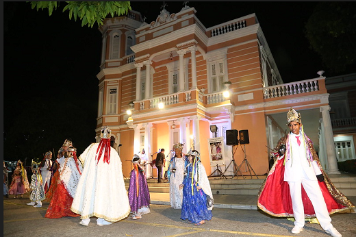 Imagem: "Dia de Reis na Reitoria é um espetáculo aberto ao público, livre pra todas as idades e que visa trazer todo o encantamento dos festejos dos Reisados do nosso Estado", diz o Mestre Rafael (Foto: Arlindo Barreto)