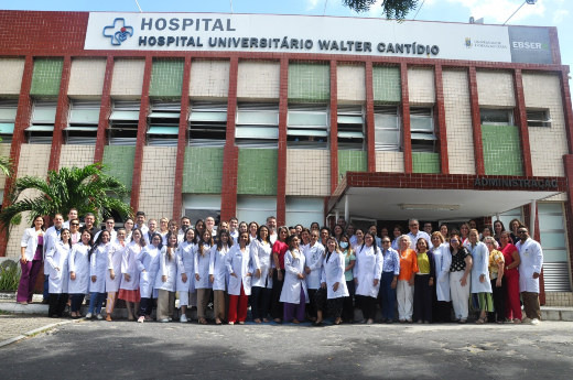 Imagem: Equipe de transplantes do HUWC em frente ao Hospital