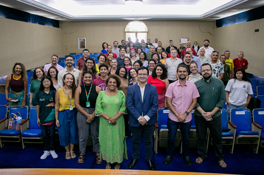 Imagem: Foto posada dos participantes da aula magna do Programa de Formação Antirracista: UFC pela Equidade Racial no auditório da Reitoria