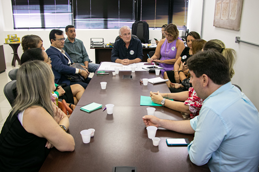 Imagem: Doze pessoas sentadas à mesa, dentre elas o reitor da UFC, Prof. Custódio Almeida, e o secretário municipal de Saúde de Fortaleza, Galeno Taumaturgo. (Foto: Ribamar Neto/UFC Informa)