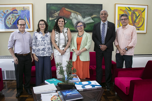 Imagem: Da esquerda para a direita, de pé, no Gabinete da Reitoria: Prof. Sandro Vagner (dir. Campus da UFC em Crateús), Profª Irani Clezar (chefe do Departamento de Geologia da UFC), Alessandra Barreto (INB), Profª Diana Azevedo (vice-reitora no exercício da Reitoria), Luiz Antônio da Silva (INB) e Prof. Barros Neto (pró-reitor-adjunto de Relações Interinstitucionais). (Foto: Álvaro Graça Jr./ UFC Informa)