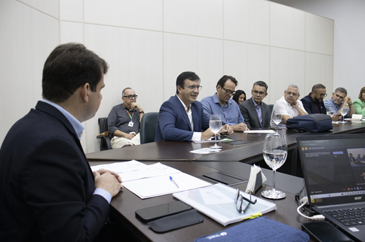 Sentados à mesa, os participantes da reunião assistem à fala do reitor Custódio Almeida. (Foto: Álvaro Graça Jr./ UFC Informa)