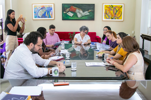 Imagem: Participantes da reunião estão sentados à mesa, com a vice-reitora Diana Azevedo ao centro. (Foto: Álvaro Graça Jr./UFC Informa)