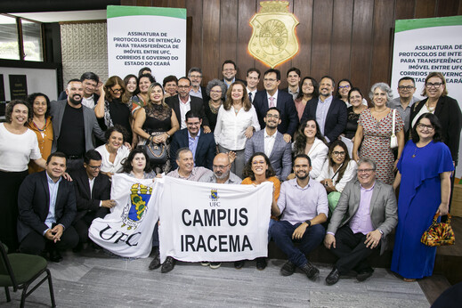 Imagem: Foto da cerimônia de assinatura do termo de doação do terreno do futuro Campus Iracema da UFC