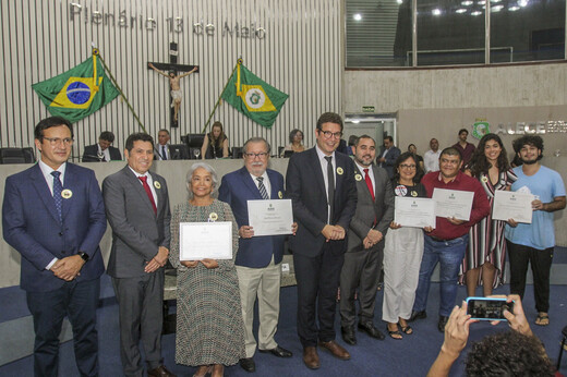 Imagem: Reitor Custódio Almeida e deputado Renato Roseno posam no plenário com personalidades da comunidade da UFC homenageadas 