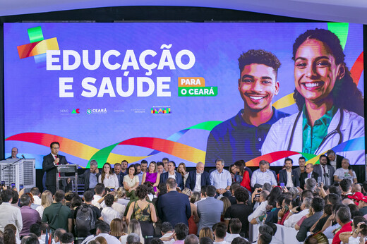 Reitor Custódio Almeida discursa ao público à frente de um telão com a apresentação dos investimentos do novo PAC no Ceará. (Foto: Álvaro Graça Jr./ UFC Informa) 