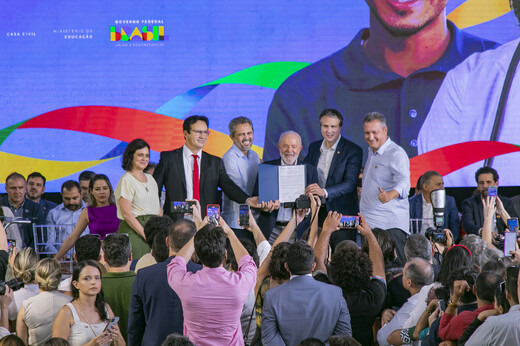 Imagem: Ministra Nísia Trindade (Saúde), reitor Custódio Almeida (UFC), governador Elmano de Freitas, presidente Lula, ministro Camilo Santana (Educação) e ministro Rui Costa (Casa Civil) seguram juntos protocolo de intenções para repase de recursos do PAC para construção do Campus Iracema e do novo Hospital Universitário da UFC