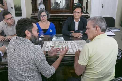 Imagem: Em primeiro plano, o Prof. Newton Becker (Arquitetura e Urbanismo) apresenta ao prefeito José Sarto a maquete da primeira etapa do Corredor Cultural. (Foto: Álvaro Graça Jr./ UFC Informa)