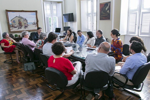 Imagem: Participantes da reunião sentados à mesa no Gabinete da Reitoria. (Foto: Nilson Filho/ UFC Informa)