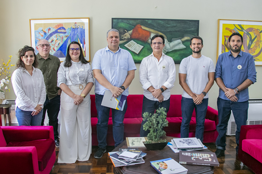 Imagem: De pé, da esquerda para a direita: Lara Silva (UFC INFRA), Prof. Daniel Esdras (SMA-UFC), Profª Aliny Abreu (SMA-UFC), Secretário João Pupo (SCSP), Prof. Custódio Almeida (reitor), Renato Guerreiro (UFC INFRA) e Prof. Lamartine Oliveira (SMA-UFC). (Foto: Álvaro Graça Jr./ UFC Informa)