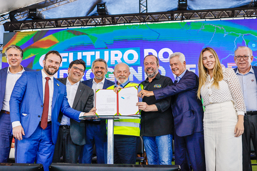 Imagem: Ao lado de diversos ministros de Estado e representantes do setor industrial, o Presidente Lula, o governador Elmano de Freitas e a vice-governadora Jade Romero posam com o documento que dispõe sobre os marcos legais do hidrogênio verde no Brasil. (Foto: Ricardo Stuckert/Planalto)