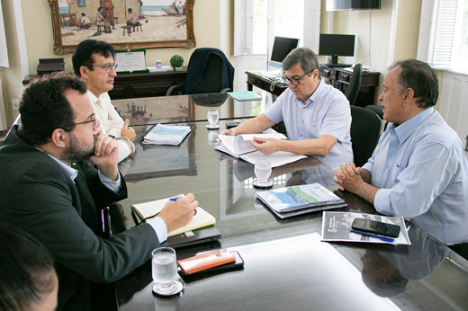 Imagem: Todos os participantes da reunião estão sentados à mesa no Gabinete da Reitoria. (Foto: Ribamar Neto/ UFC Informa)