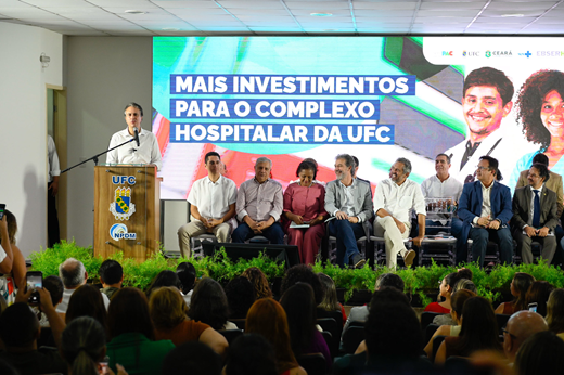 Imagem: Ministro Camilo Santana discursa no púlpito do auditório; o público aparece de costas