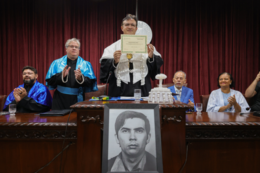 Imagem: Reitor Custódio Almeida segura o diploma de bacharel em Química de Bergson Gurjão; abaixo, o retrato do ex-estudante assassinado pela ditadura