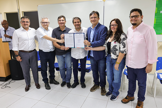 Imagem: Da esq. para a dir.: André Barbosa (sec. de Articulação Comunitária), professor Assis Filho (Cepas-UFC), João Vicente Leitão (SEUMA), Evandro Leitão (Prefeito de Fortaleza), Custódio Almeida (reitor da UFC), professora Aliny Abreu (SMA-UFC) e Jonas Dezidoro (Habitafor). 