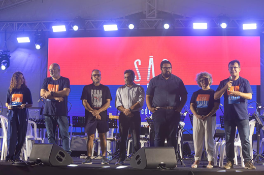 Pessoas em cima do palco durante a inauguração da praça cultural São Pedro