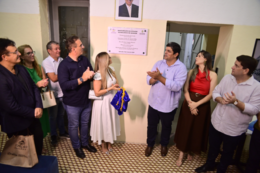Imagem: Autoridades descerram a placa de inauguração da Estação Tecnológica de Quixadá