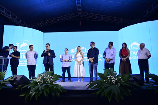Imagem: Da esquerda para a direita: vereador Luis Neto (presidente da Câmara de Quixadá); Custódio Almeida (reitor da UFC); Alci Porto (diretor técnico do Sebrae-CE); Iaskara Silveira (primeira-dama de Quixadá); Ricardo Silveira (prefeito de Quixadá); Marcelo Ventura (vice-prefeito e secretário do Desenvolvimento Econômico e Tecnologia de Quixadá); Elayne Marques (esposa do vice-prefeito) e Raimundo Viana (ex-secretário de Desenvolvimento Econômico do Estado).