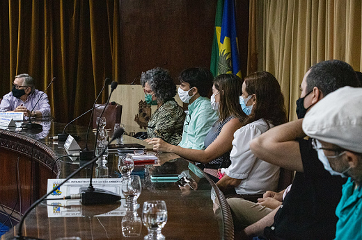 Imagem mostra pesquisadores e gestão superior reunidos no Conselho Universitário