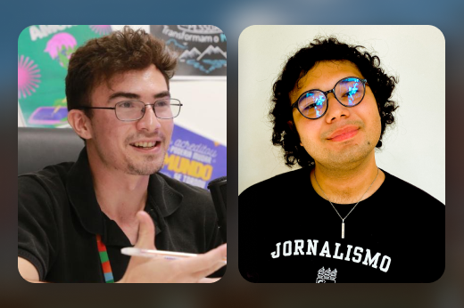 A imagem está dividida em duas partes, mostrando duas pessoas diferentes lado a lado. À esquerda, há um homem jovem com pele clara, cabelo castanho curto e ondulado. Ele usa óculos de grau com armação fina, está sorrindo e parece estar falando, com a mão levantada em um gesto expressivo. Ele veste uma camisa preta com gola polo e tem um crachá colorido pendurado no pescoço. Ao fundo, há cartazes coloridos, sugerindo um ambiente educacional ou de evento. À direita, há outra pessoa jovem com pele morena clara e cabelo preto, cacheado e comprido até os ombros. Ela também usa óculos de grau redondos e tem expressão serena com um leve sorriso. Está vestindo uma camiseta preta com a palavra “JORNALISMO” escrita em letras brancas. Usa um colar com pingente discreto. O fundo é claro e liso, destacando bem a pessoa.
