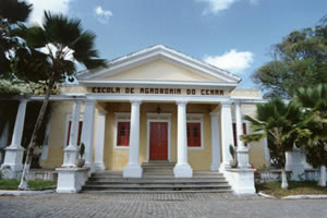 Foto da fachada principal do prédio da diretoria do Centro de Ciências Agrárias.