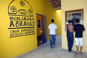 Foto da entrada do Cine Benjamin Abraão.