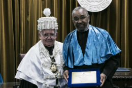 Imagem: O reitor Henry Campus (à esq.) destacou a satisfação por acolher o químico Oswaldo Luiz Alves, um dos personagens mais ilustres do mundo científico nacional, no rol de professores honoris causa (Foto: Ribamar Neto/UFC)