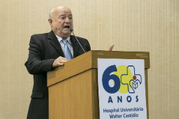 Imagem: O superintendente do Complexo Hospitalar da UFC/EBSERH, Prof. Luciano Moreira, destacou a importãncia do HUWC para a formação de milhares de profissionais e a atenção à saúde da população (Foto: Viktor Braga/UFC)