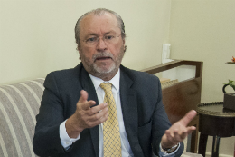 Foto do Prof. Cândido Albuquerque gesticulando ao falar (Foto: Viktor Braga)