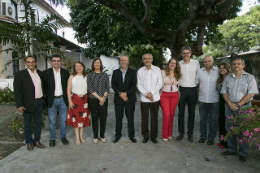 Imagem: Reitor, vice-reitor, chefe de gabinete e pró-reitores juntos no jardim da Casa de José de Alencar (Foto: Viktor Braga/UFC)