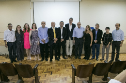 Imagem: Reitor e os empossados juntos, lado a lado, na parte da frente do auditório, posando para foto (Foto: Ribamar Neto/UFC)