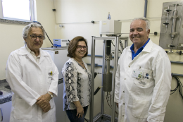 Imagem: Professores da UFC que, ao lado de pesquisadores da Petrobras, constam como inventores do sistema: Eurico Belo Torres, Diana Azevedo e Célio Cavalcante (Foto: Viktor Braga/UFC)