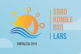 Imagem: logo do evento com ilustração de sol, vela de jangada e mar