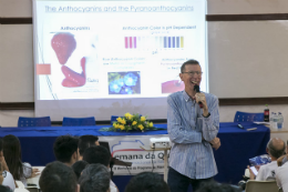 Imagem: No último dia do evento, o Prof. Frank Quina, da USP, falou sobre a “Química inspirada por vinho” (Foto: Viktor Braga/UFC)