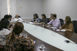 Foto da sala de reuniões da Reitoria da UFC com uma longa mesa oval