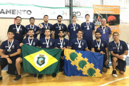 Imagem: Equipe de basquete masculino segurando das bandeiras da UFC e do Ceará (Foto: Desporto Universitário/UFC)