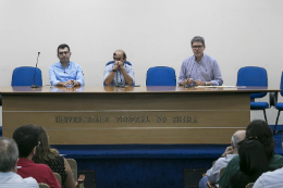 Foto dos três membros do Núcleo de Acompanhamento Estratégico na mesa do Auditório da Reitoria da UFC