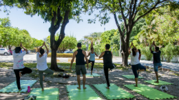 Imagem: Entre as diversas atividades como oficinas gratuitas e visitas guiadas para todas as idades, o Corredor Cultural também vai oferecer aulas de ioga (Foto: Ribamar Neto/UFC)