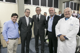 Imagem: O secretário da Saúde do Estado, Carlos Roberto Rodrigues, o presidente da EBSERH, Oswaldo de Jesuas Ferreira, o novo superintendente do Complexo Hospitalar, Prof. Carlos Augusto de Alencar Júnior, o reitor, Prof. Cândido Albuquerque, e o agora ex-superintendente do Complexo Hospitalar, Prof. Luciano Moreira (Foto: Viktor Braga/UFC)