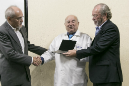 Imagem: O Prof. Luciano recebeu três placas de agradecimento, sendo uma do Complexo Hospitalar, outra da Administração Superior da UFC e a terceira em nome da EBSERH (Foto: Viktor Braga/UFC)