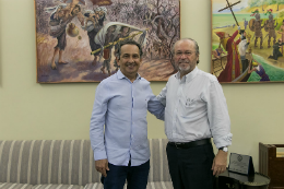 Reitor Cândido Albuquerque com o deputado federal Jaziel Pereira na Reitoria (Foto: Viktor Braga/UFC)