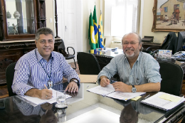 Foto do diretor do Campus da UFC de Sobral Vicente Pinto e do reitor da UFC, Cândido Albuquerque