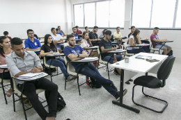 Imagem: Vários estudantes sentados em cadeiras de uma sala de aula da UFC (Foto: Viktor Braga/UFC)