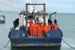 Imagem: Pesquisadores do LABOMAR dentro de um barco que está ancorado na praia (Foto: Divulgação/LABOMAR)