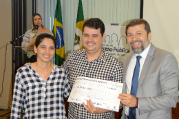 Imagem: foto de uma mulher de dois homens segurando um certificado