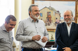 Foto do discurso do reitor Cândido Albuquerque na posse dos novos diretores