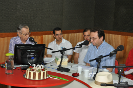 Imagem: No estúdio, o Prof. João Macedo apresenta a 700ª edição do programa "Novas Idades"