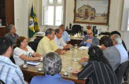 Imagem: Reitor Jesualdo Farias recebeu comitiva de Russas em seu gabinete 